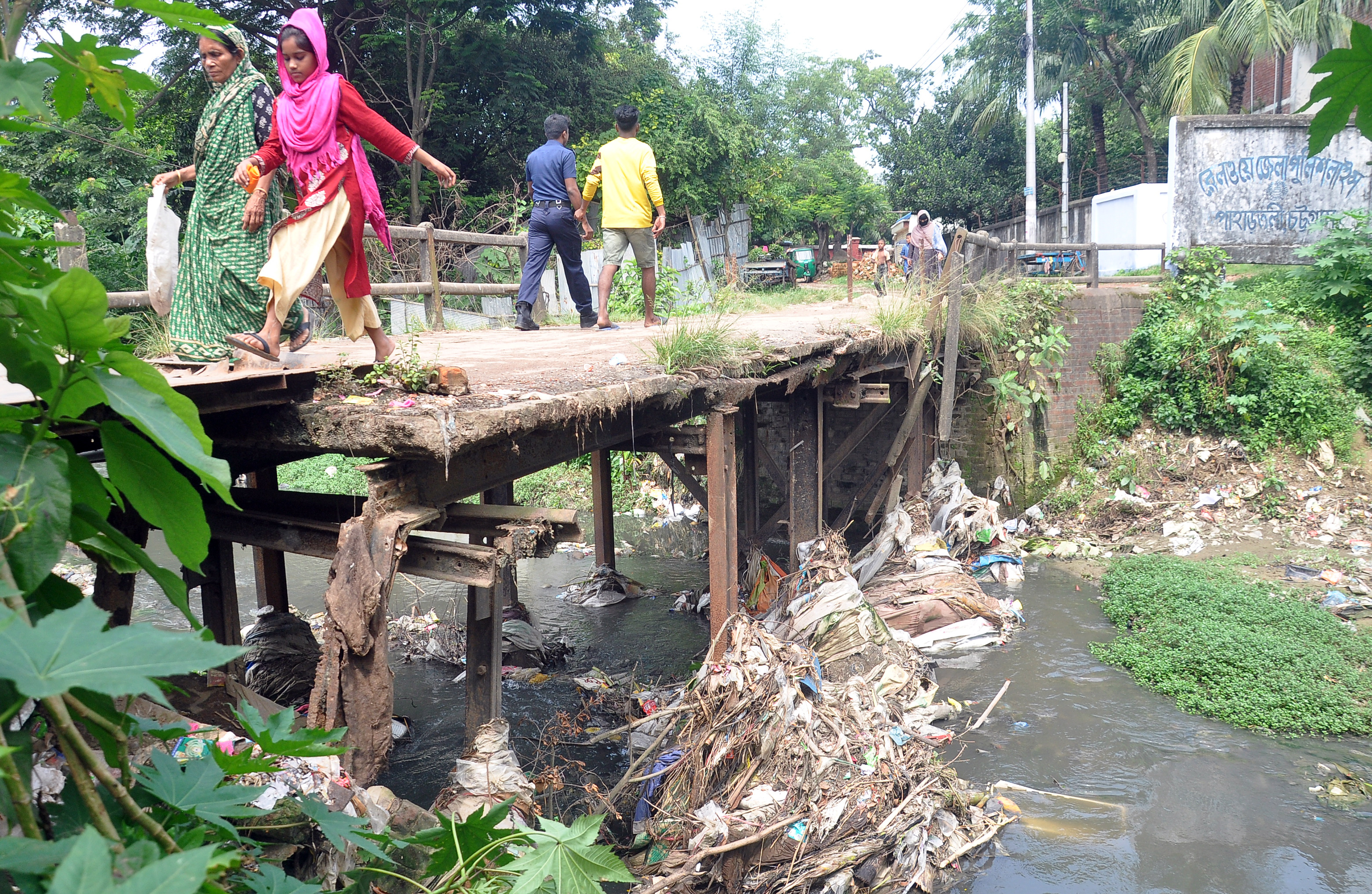 মাস্টার ব্রিজের ভগ্নদশা মাস্টার ব্রিজের ভগ্নদশা
