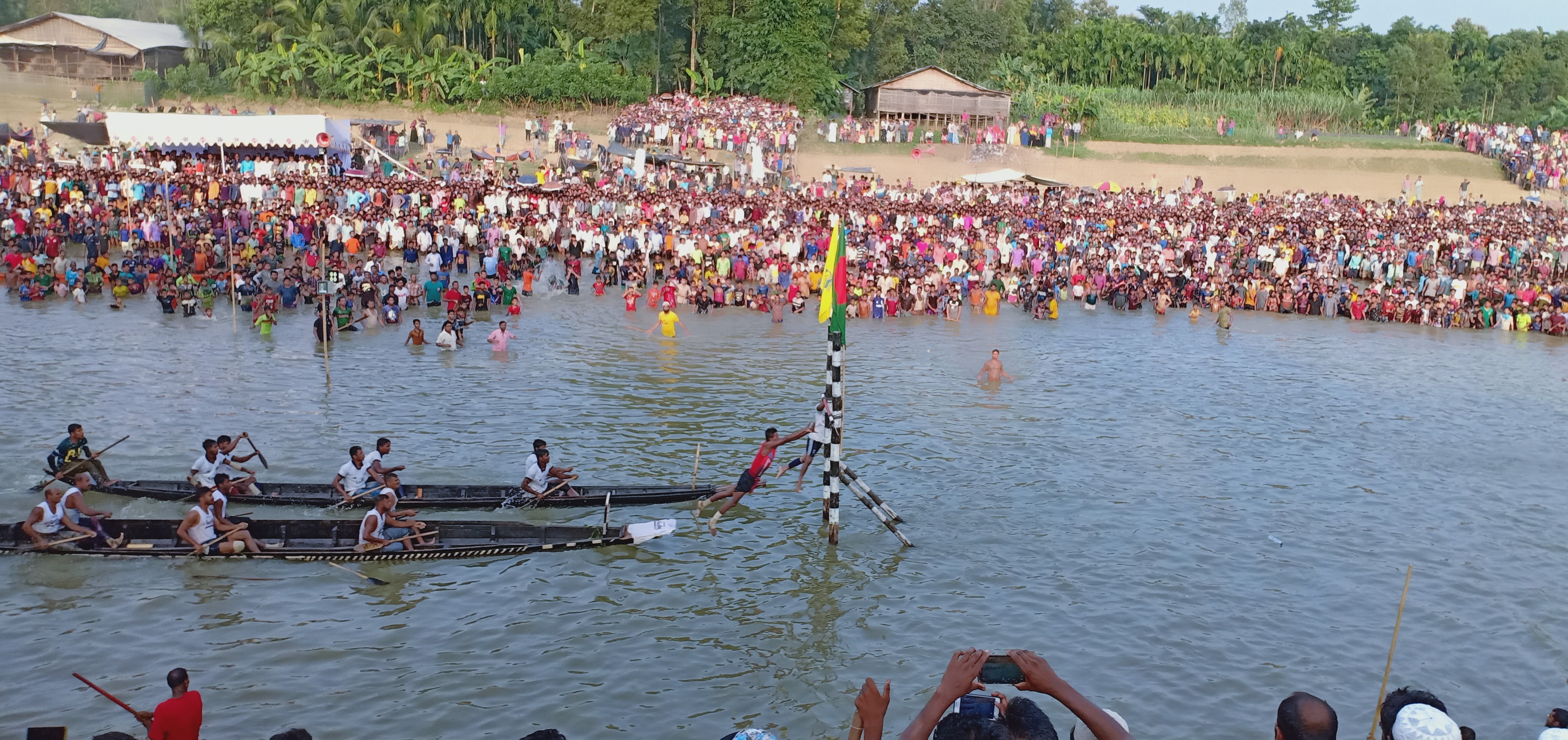 রামুতে নৌকা বাইচের ফাইনাল