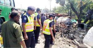 ফুটপাত দখলদার মুক্ত করতে হাইওয়ে পুলিশের অভিযান