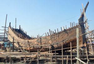 কাঠের টুকরোয় বিশাল ট্রলার