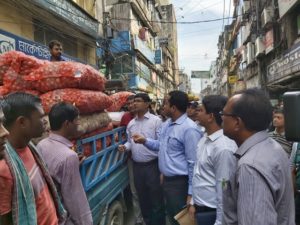 এবার ২৭ টাকার পেঁয়াজ ৮০ টাকায়, অভিযানে জরিমানা