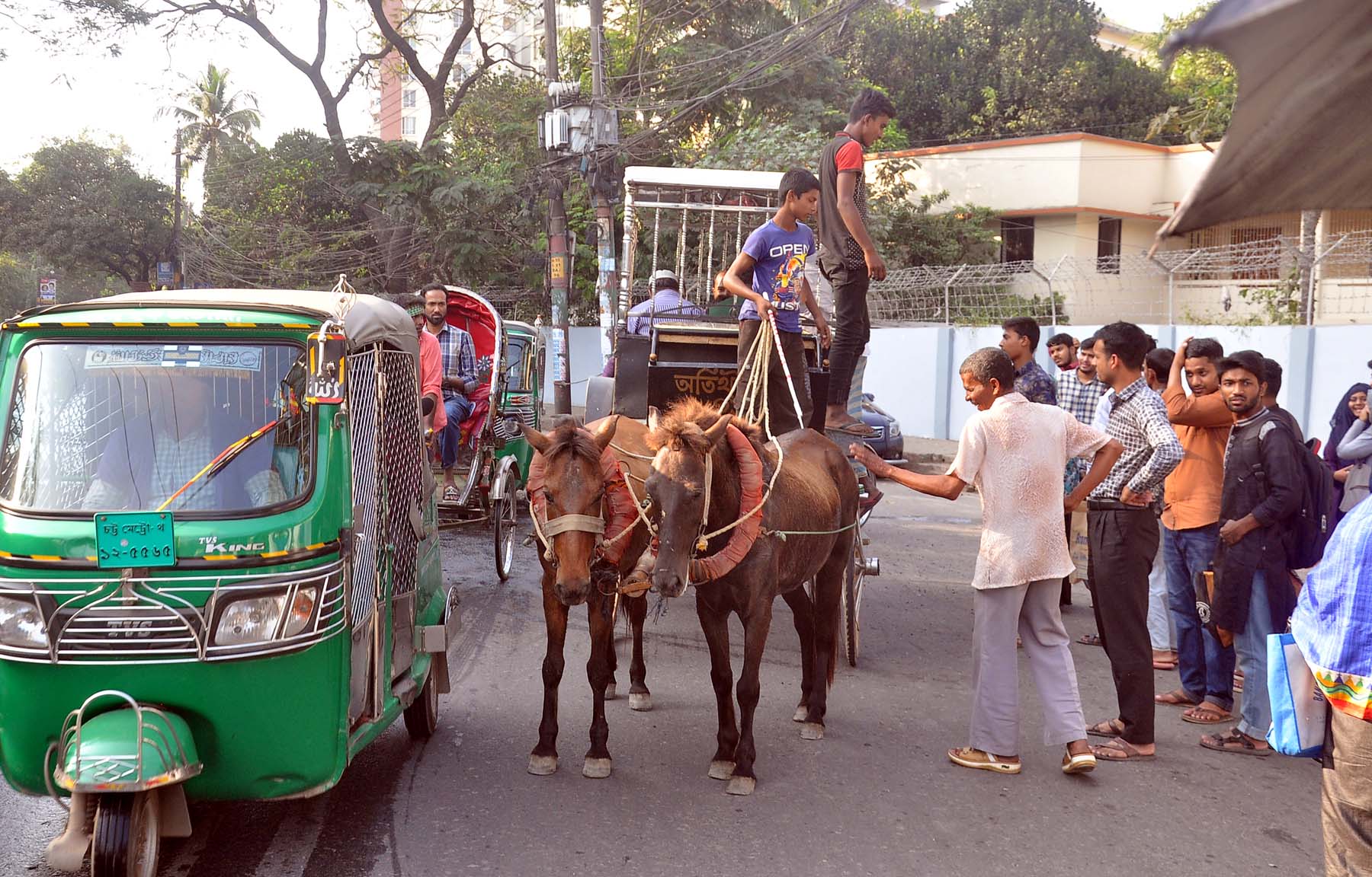 ঘোড়ার গাড়ি: জিইসি টু একে খান ঘোড়ার গাড়ি: জিইসি টু একে খান