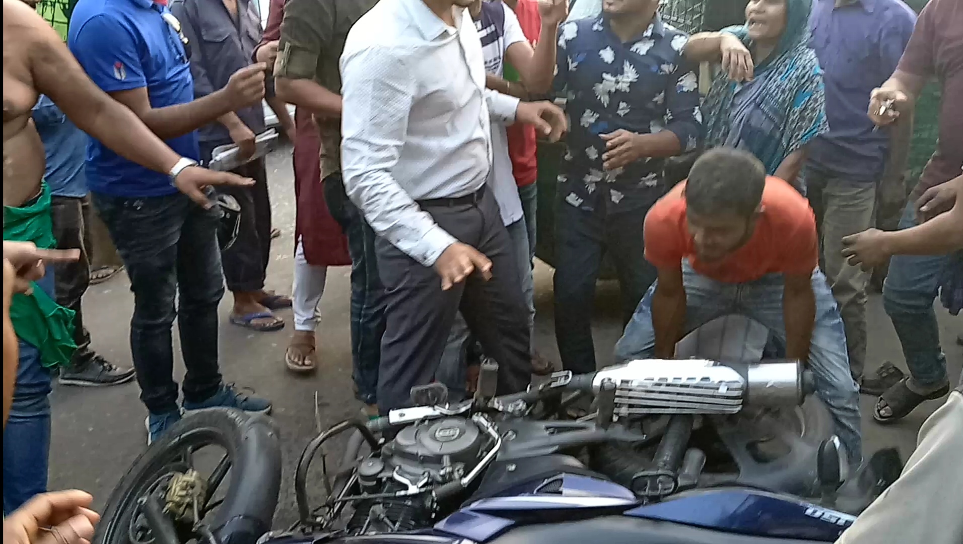 পাঠাও সার্ভিস দিচ্ছে সন্দেহে মোটরসাইকেল চালককে মারধর পাঠাও সার্ভিস দিচ্ছে সন্দেহে মোটরসাইকেল চালককে মারধর