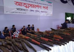 আগ্নেয়াস্ত্র ও গোলাবারুদসহ ৯৬ জলদস্যুর আত্মসমর্পণ