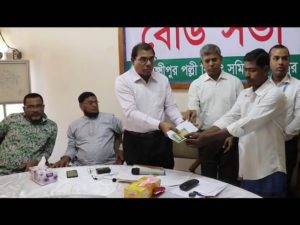 দুদকের অভিযানে গ্রাহকদের টাকা ফেরত দিলেন দালাল