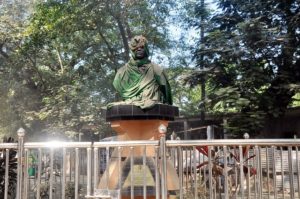 ধুলোর শহরে প্রীতিলতাকেও জড়ানো হলো কাপড়ে ধুলোর শহরে প্রীতিলতাকেও জড়ানো হলো কাপড়ে