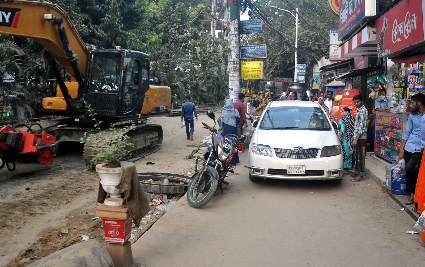 ফুটপাতে চলছে প্রাইভেট কার