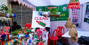 পরিত্যক্ত বোতলে ‘লাল-সবুজ মানচিত্র’ পরিত্যক্ত বোতলে ‘লাল-সবুজ মানচিত্র’