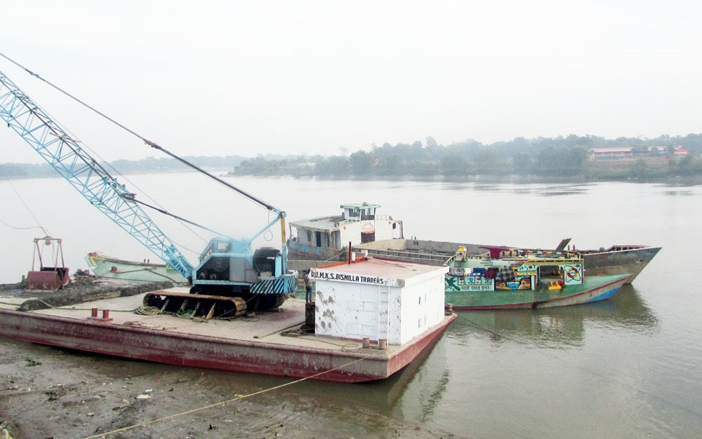 কাঁদছে হালদা