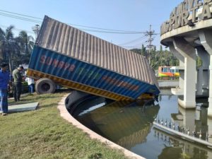 পড়বি তো পড় মালির ঘাড়ে পড়বি তো পড় মালির ঘাড়ে