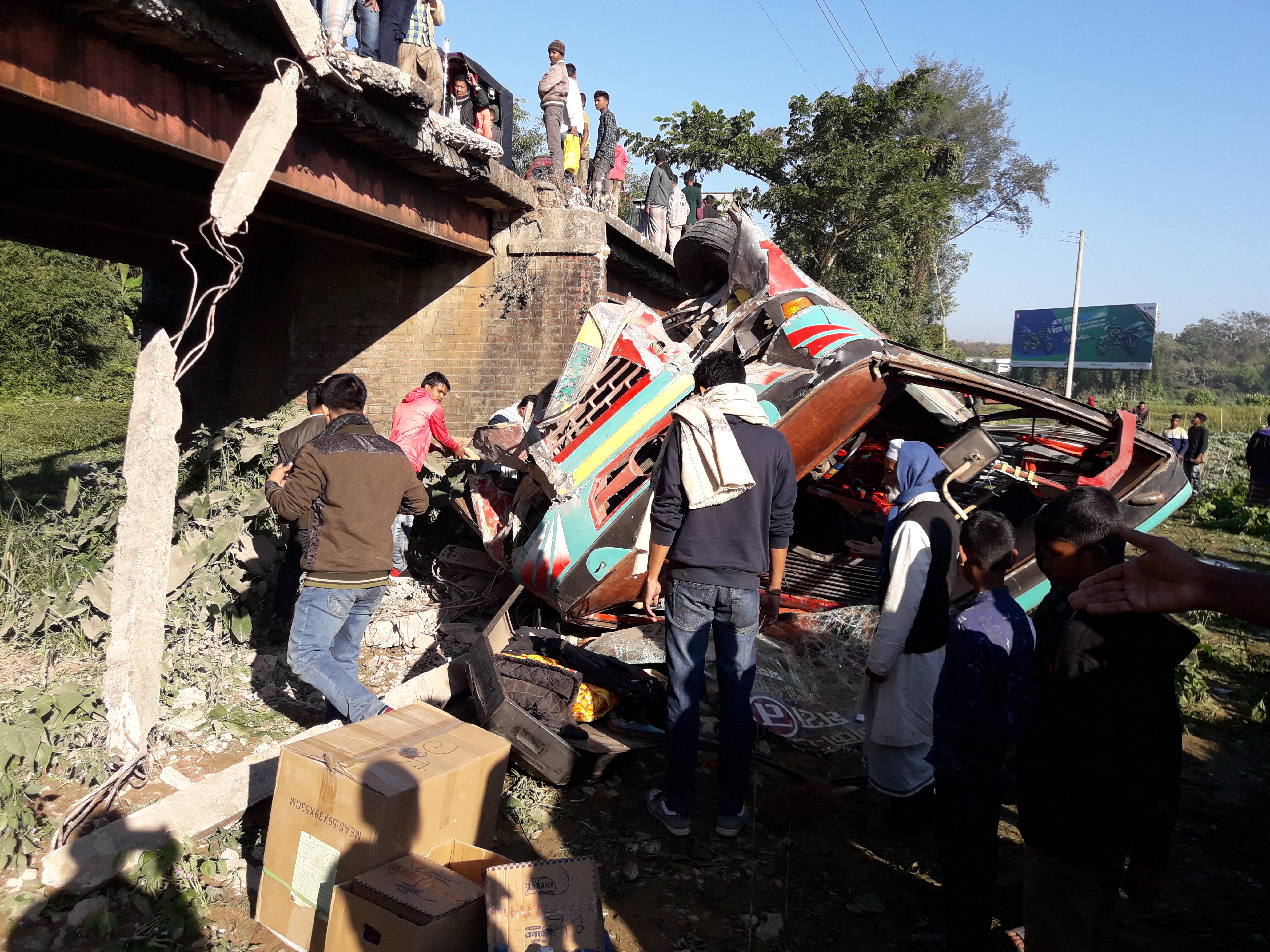 রামুতে পিকনিকের বাস খাদে, আহত ৩৫ রামুতে পিকনিকের বাস খাদে, আহত ৩৫