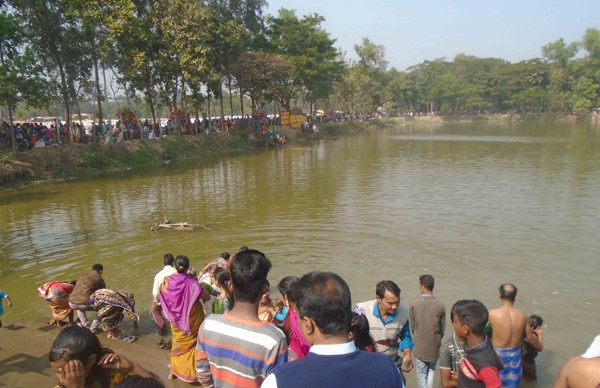 শুক্লাম্বর দীঘিতে পূণ্যার্থীদের পাপের নিরঞ্জন শুক্লাম্বর দীঘিতে পূণ্যার্থীদের পাপের নিরঞ্জন