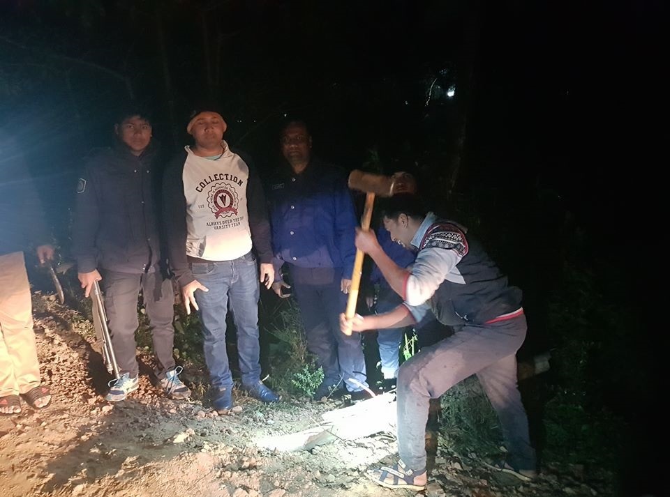 হালদা নদী থেকে মধ্যরাতে বালু উত্তোলন! হালদা নদী থেকে মধ্যরাতে বালু উত্তোলন!