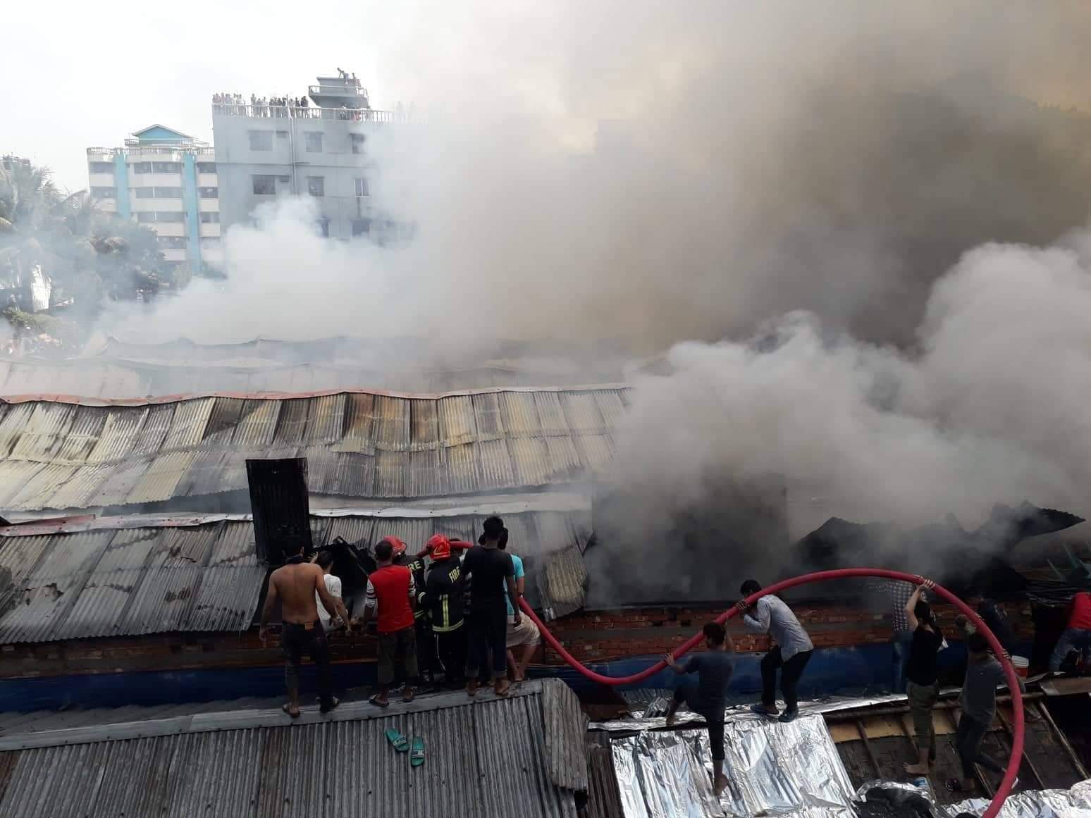 পাঁচলাইশে বস্তিতে ভয়াবহ আগুন পাঁচলাইশে বস্তিতে ভয়াবহ আগুন