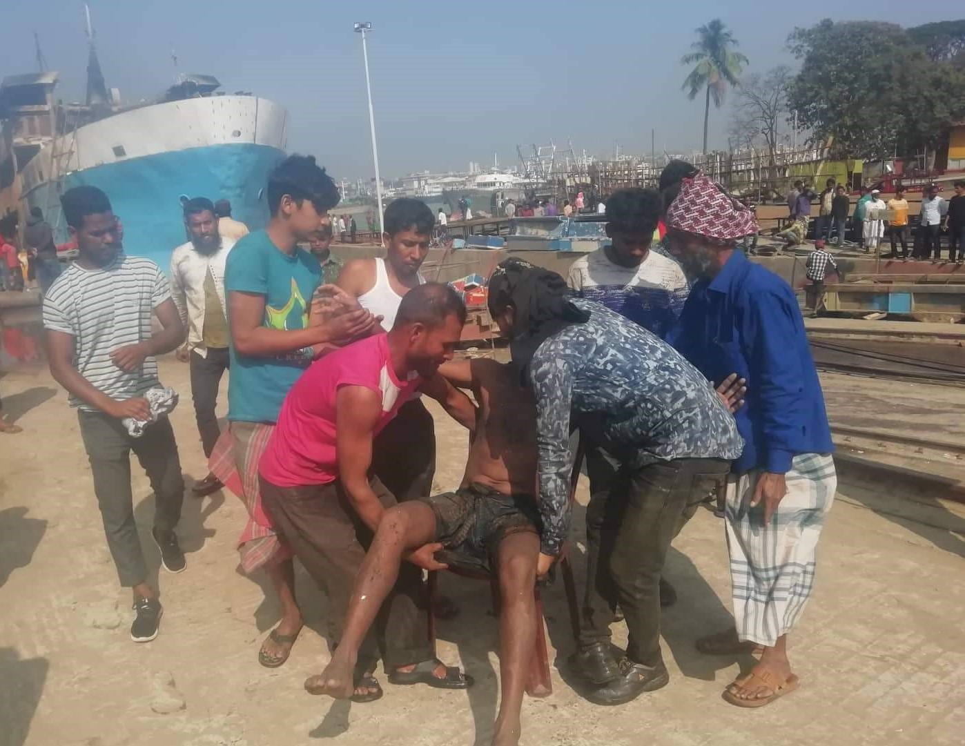 কর্ণফুলীতে জাহাজে আগুন, আহত ১ কর্ণফুলীতে জাহাজে আগুন, আহত ১