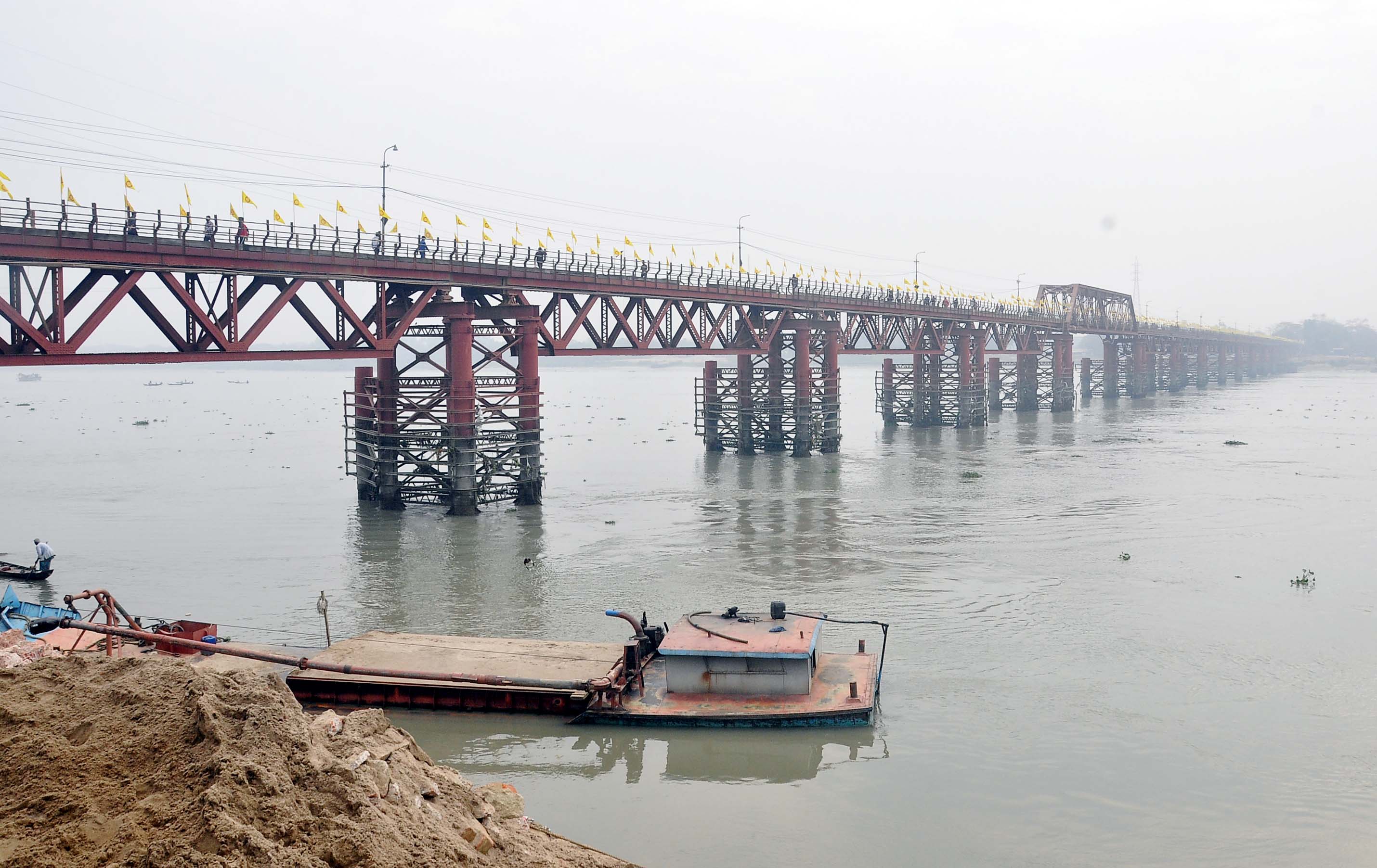 দিনদুপুরে বালুবাণিজ্য