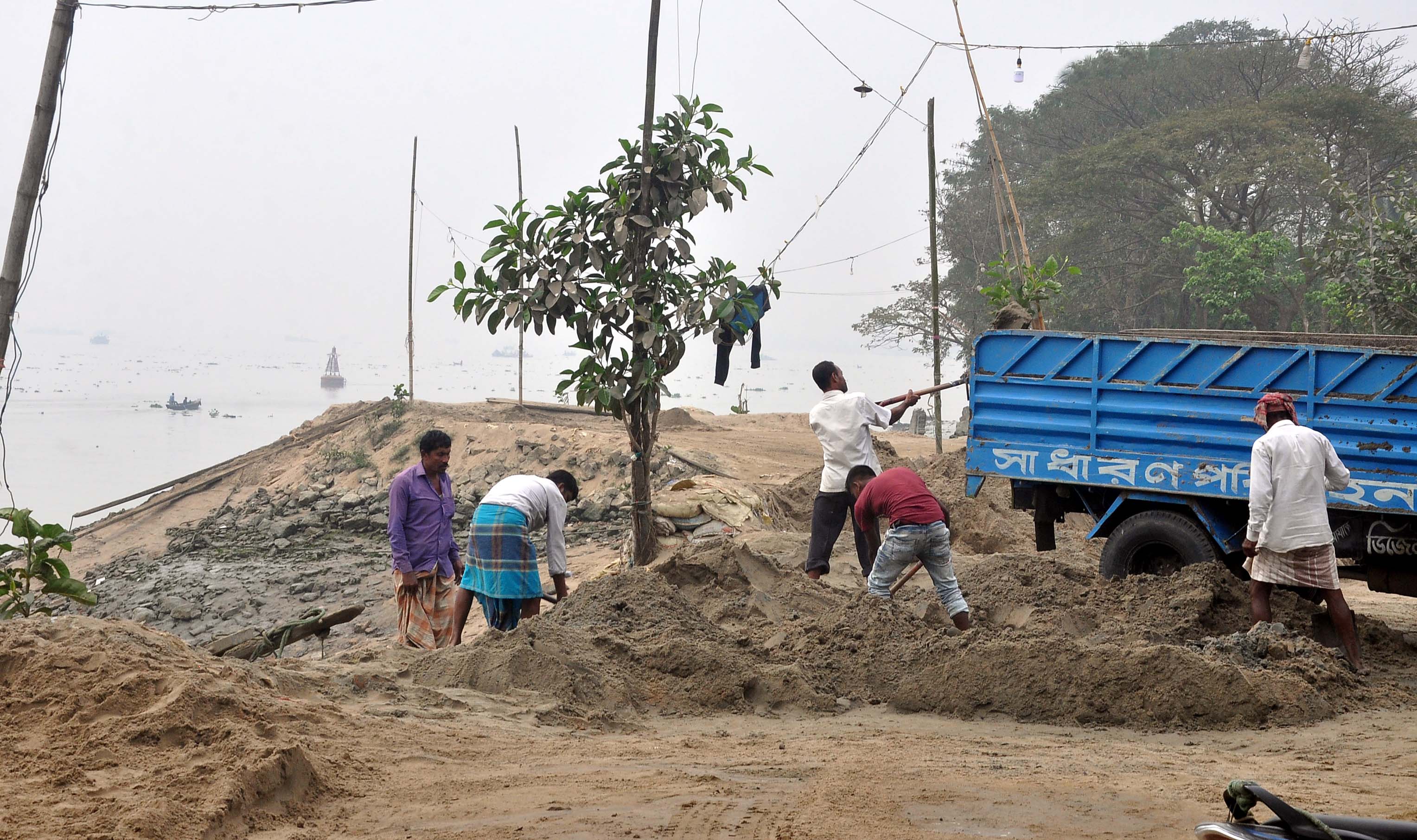 দিনদুপুরে বালুবাণিজ্য
