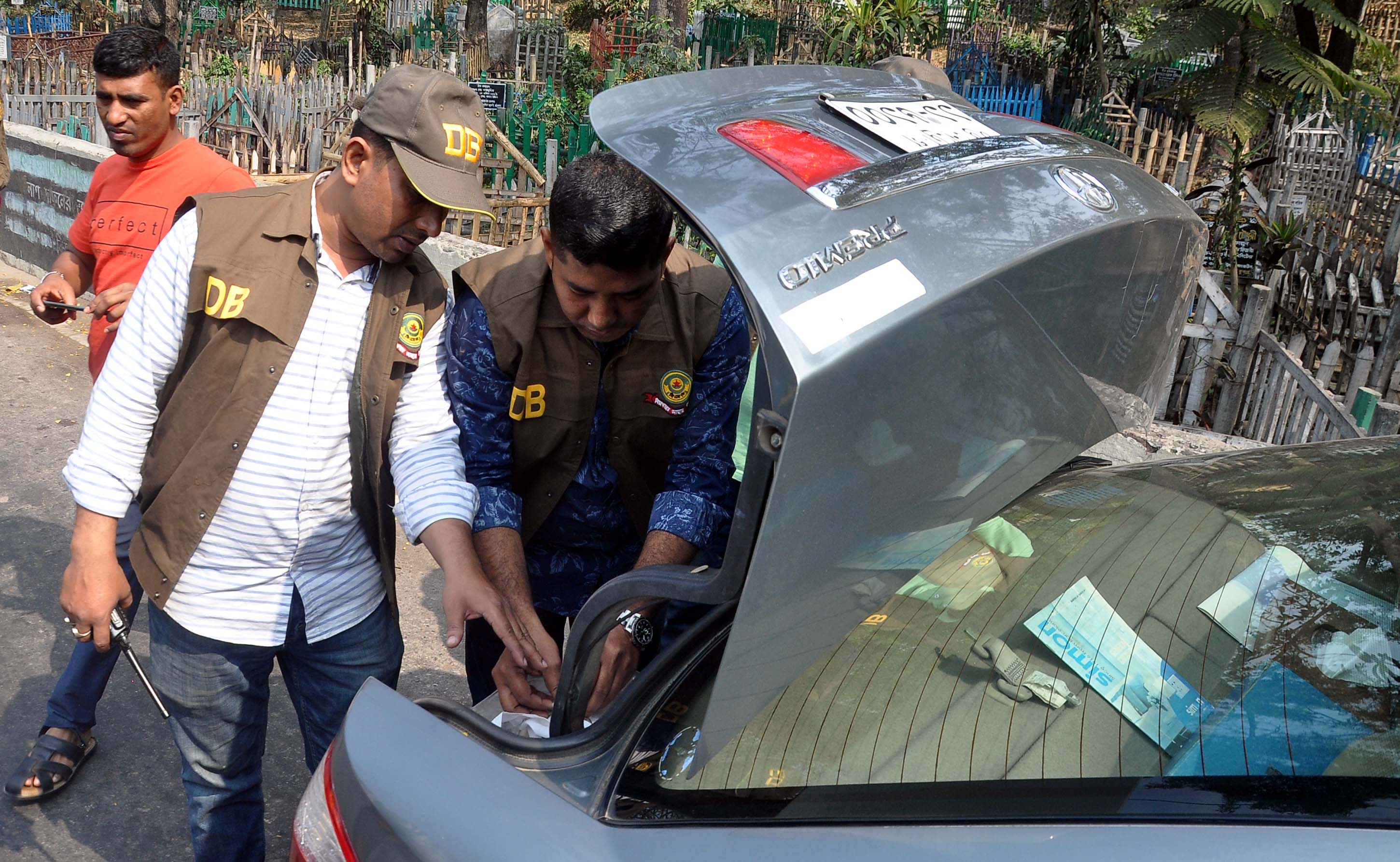 নগরে নাশকতা এড়াতে যানবাহনে তল্লাশি নগরে নাশকতা এড়াতে যানবাহনে তল্লাশি