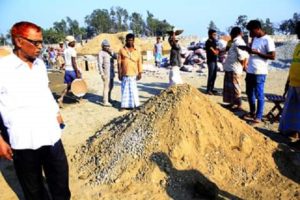 লবণাক্ত বালি ও নিম্নমানের পাথর দিয়ে বেড়িবাঁধের ব্লক তৈরি! লবণাক্ত বালি ও নিম্নমানের পাথর দিয়ে বেড়িবাঁধের ব্লক তৈরি!