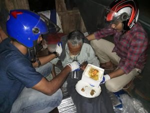 করোনায় মানসিক ভারসাম্যহীনদের জন্য ভালোবাসা করোনায় মানসিক ভারসাম্যহীনদের জন্য ভালোবাসা