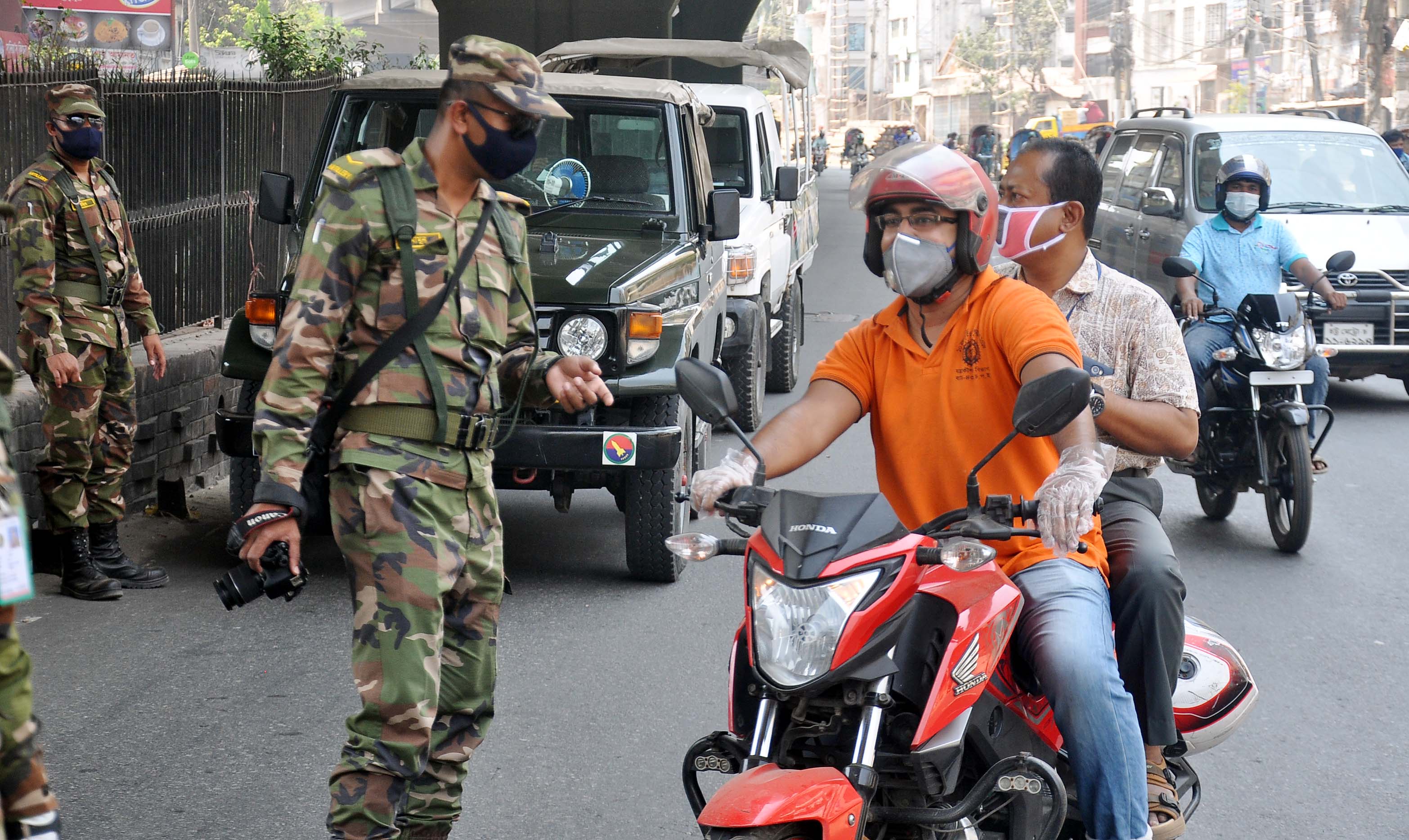 অ্যাকশনে সেনাবাহিনী অ্যাকশনে সেনাবাহিনী