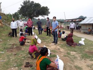 হাম আক্রান্তদের খাদ্য সহায়তা দিলেন ইউএনও হাম আক্রান্তদের খাদ্য সহায়তা দিলেন ইউএনও