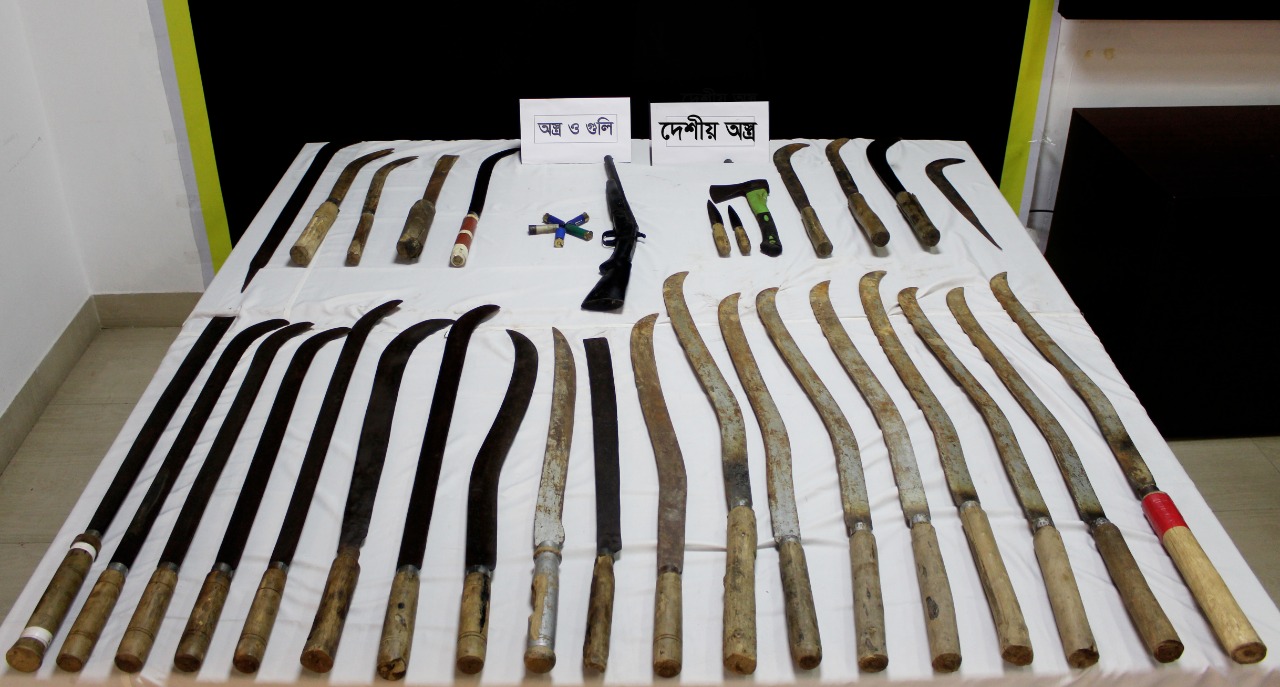 হাটহাজারীতে অস্ত্র-গুলিসহ গ্রেপ্তার ২