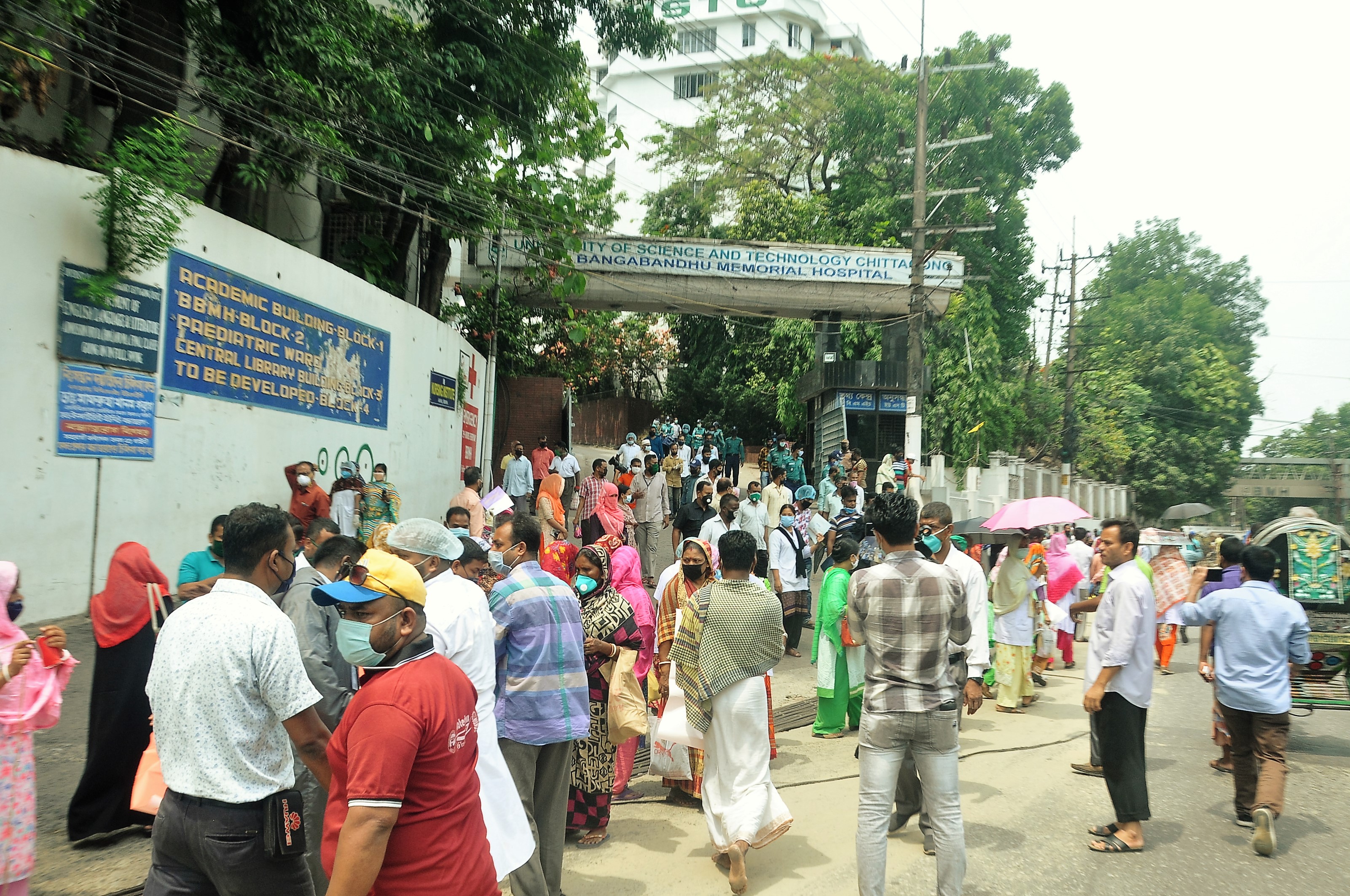 ৩৫ কর্মচারী ছাঁটাই, ইউএসটিসিতে বিক্ষোভ
