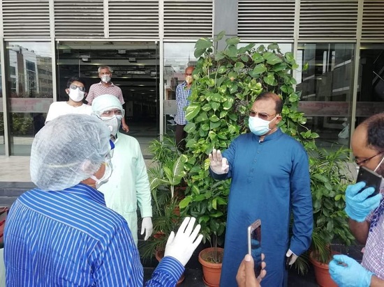 করোনাযুদ্ধে গণমানুষের পাশে আ জ ম নাছির করোনাযুদ্ধে গণমানুষের পাশে আ জ ম নাছির
