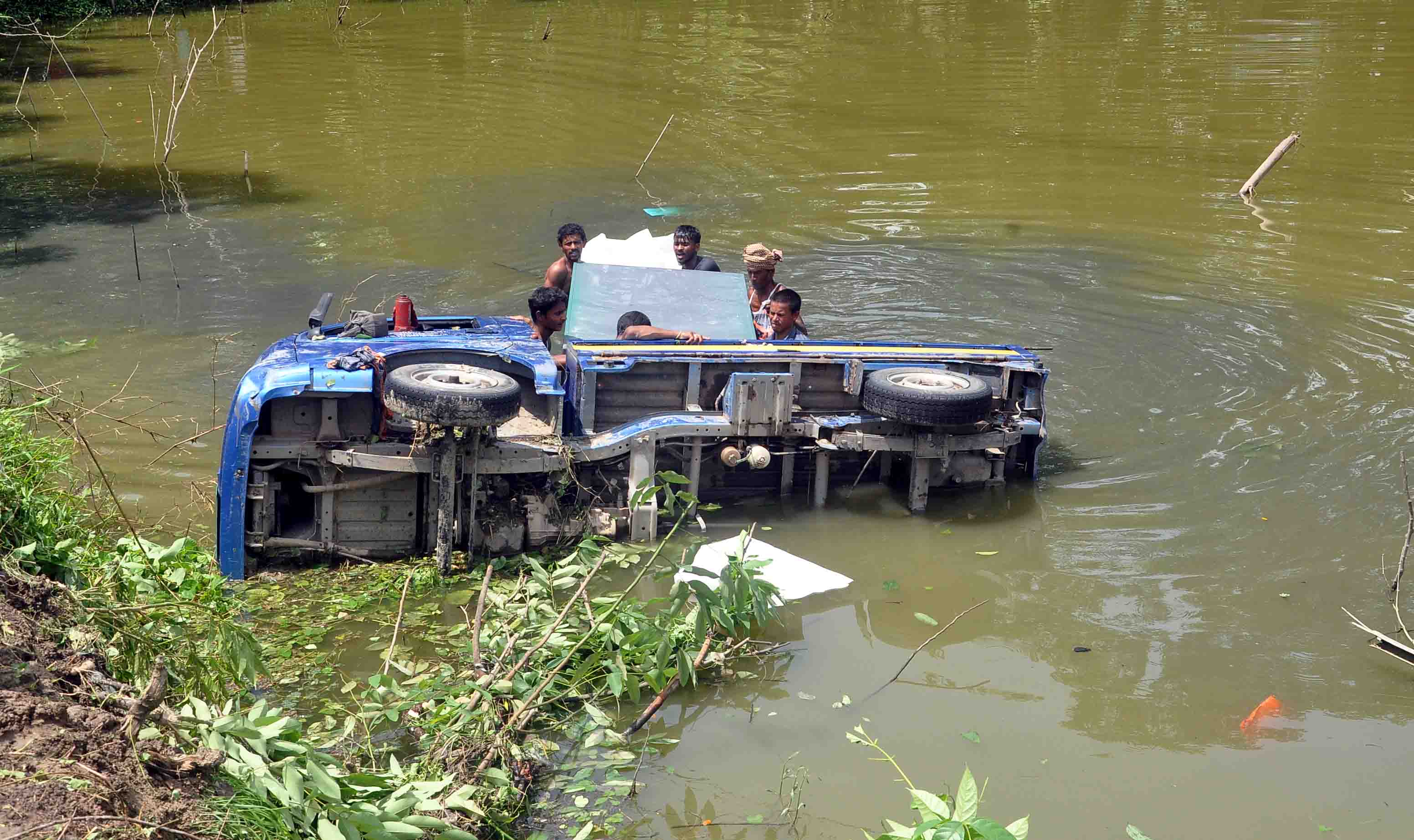 যাত্রীবোঝাই মিনি ট্রাক পড়ল পুকুরে