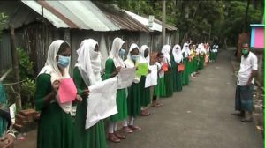 লক্ষ্মীপুরে বৃষ্টিকে উপেক্ষা করে মানববন্ধন লক্ষ্মীপুরে বৃষ্টিকে উপেক্ষা করে মানববন্ধন