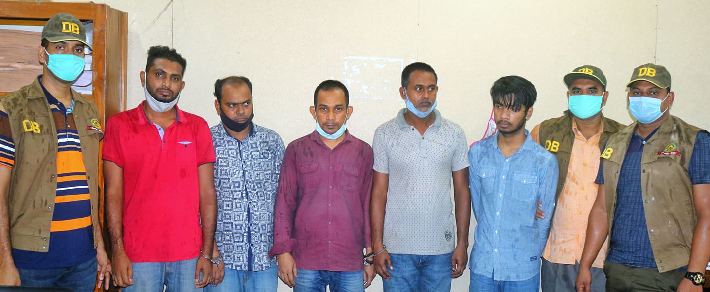 অনলাইন জুয়া প্রতারক চক্রের ৫ সদস্য গ্রেপ্তার অনলাইন জুয়া প্রতারক চক্রের ৫ সদস্য গ্রেপ্তার