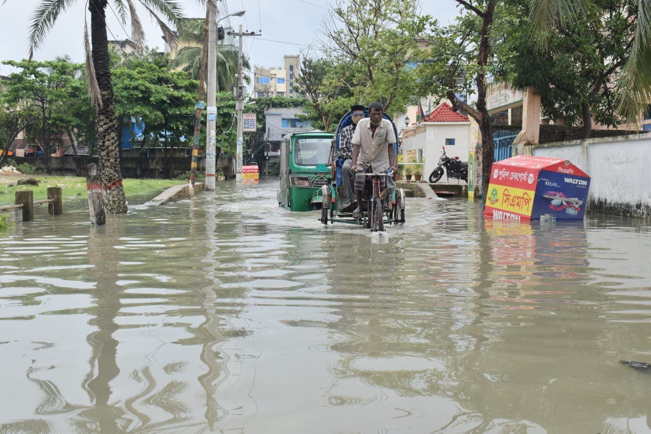 সামান্য বৃষ্টিতে জলাবদ্ধতা চট্টগ্রামে, জীবনযাত্রা অচল সামান্য বৃষ্টিতে জলাবদ্ধতা চট্টগ্রামে, জীবনযাত্রা অচল