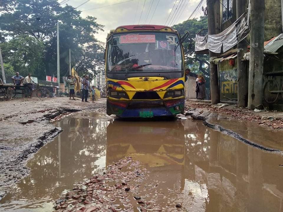 খানাখন্দের রাস্তায় দুর্বিষহ যাত্রা খানাখন্দের রাস্তায় দুর্বিষহ যাত্রা