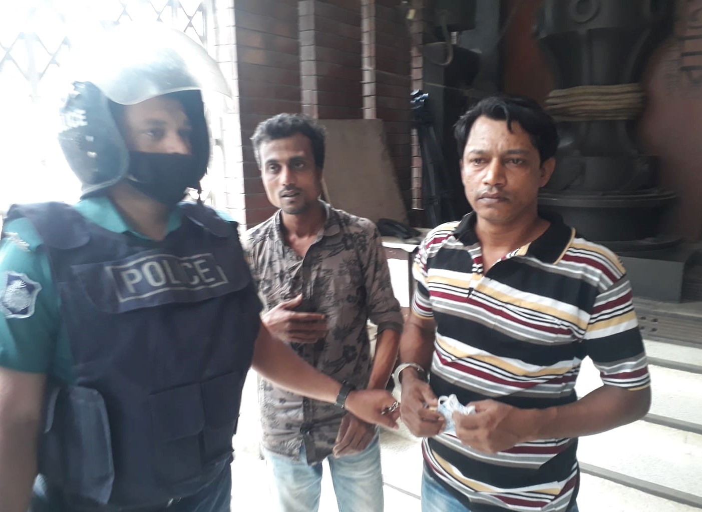 মুক্তিযোদ্ধার সন্তানদের মানববন্ধনে সাংসদ মোস্তাফিজ অনুসারীদের হামলা, আটক ৩ মুক্তিযোদ্ধার সন্তানদের মানববন্ধনে সাংসদ মোস্তাফিজ অনুসারীদের হামলা, আটক ৩