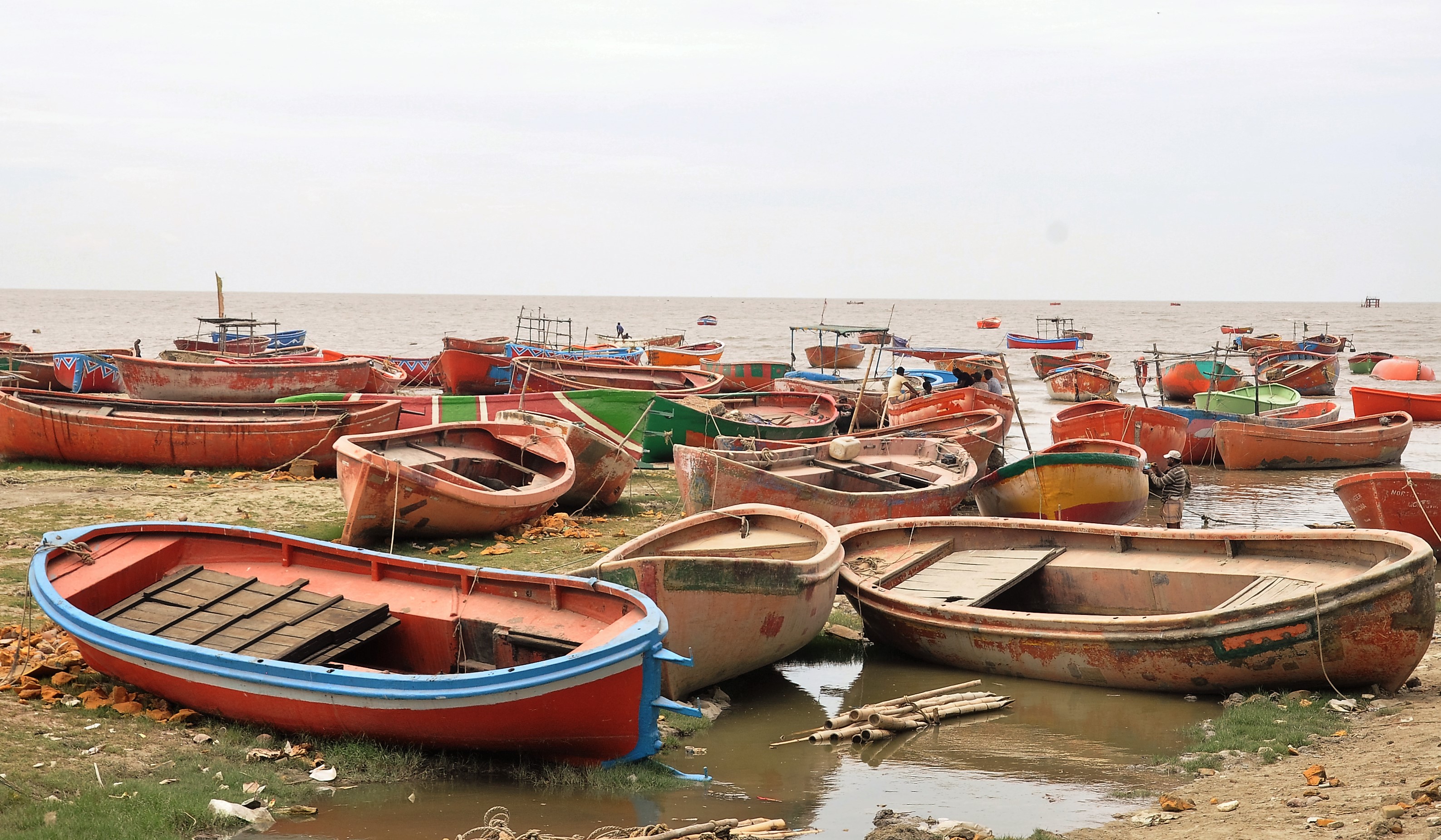 ঘাটে বাঁধা নৌকা, জেলেপল্লীতে দুর্দিন