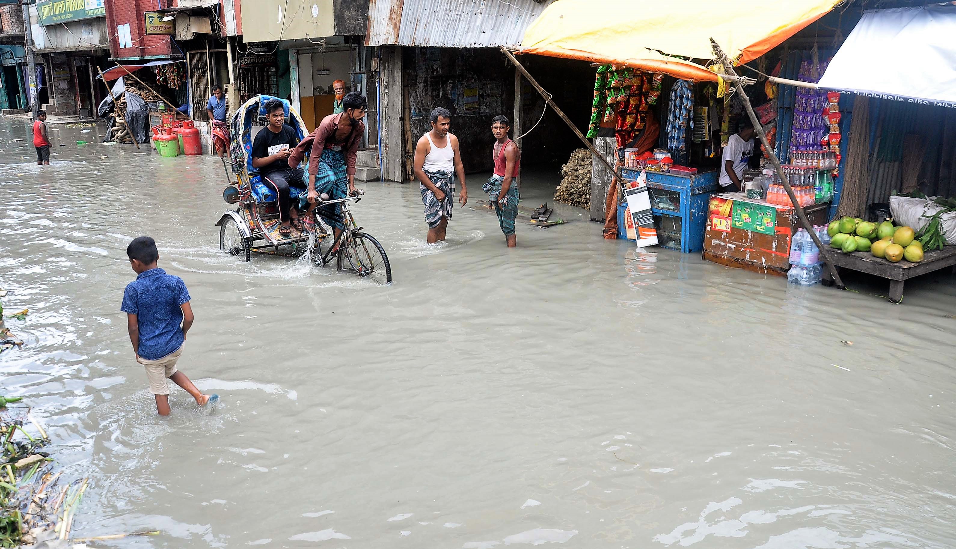 জোয়ার এলেই হাঁটু পানি জোয়ার এলেই হাঁটু পানি