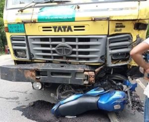 চকরিয়ায় কাভার্ডভ্যান চাপায় দুই মোটরসাইকেল আরোহী নিহত চকরিয়ায় কাভার্ডভ্যান চাপায় দুই মোটরসাইকেল আরোহী নিহত