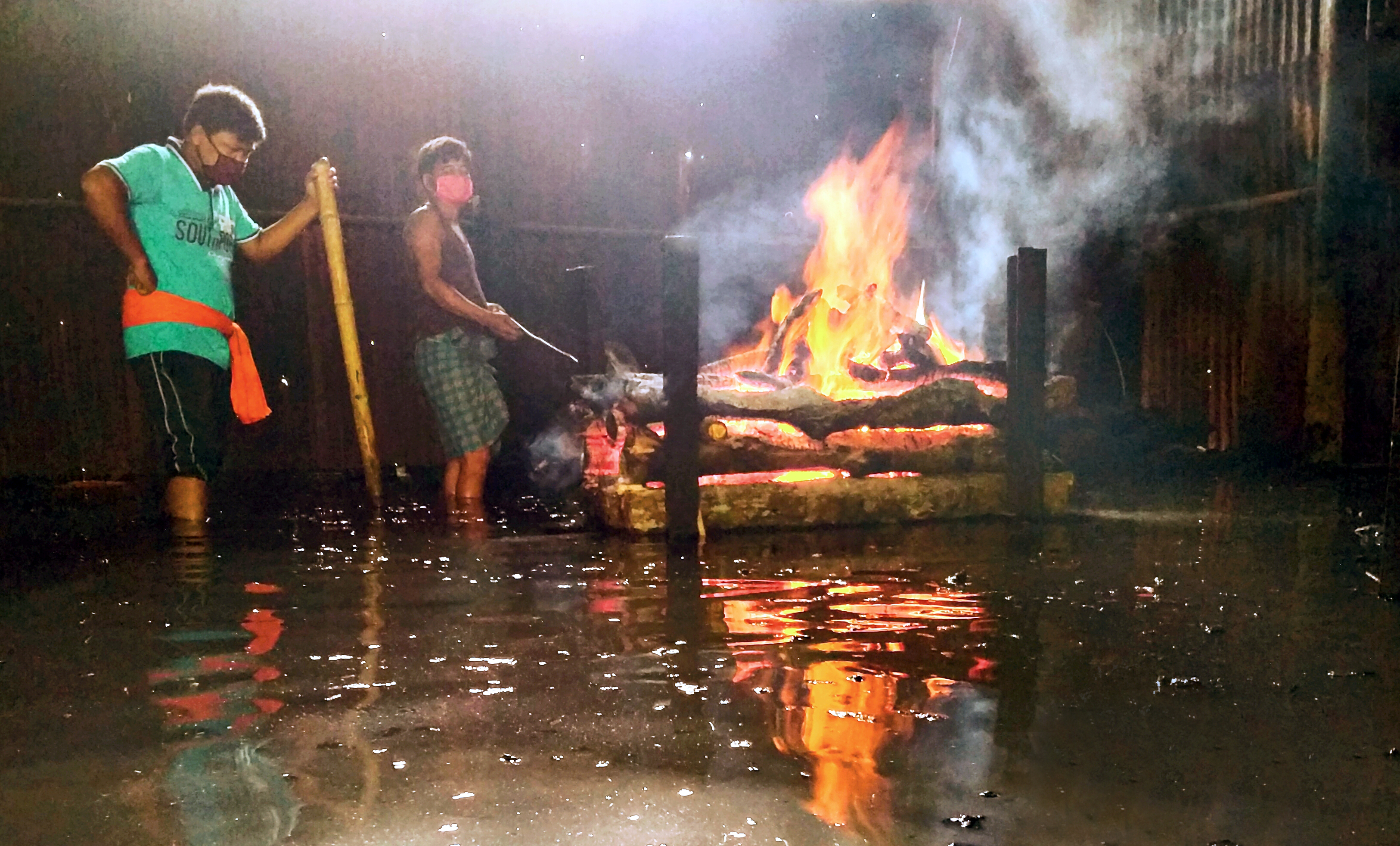 যে জলে আগুন জ্বলে
