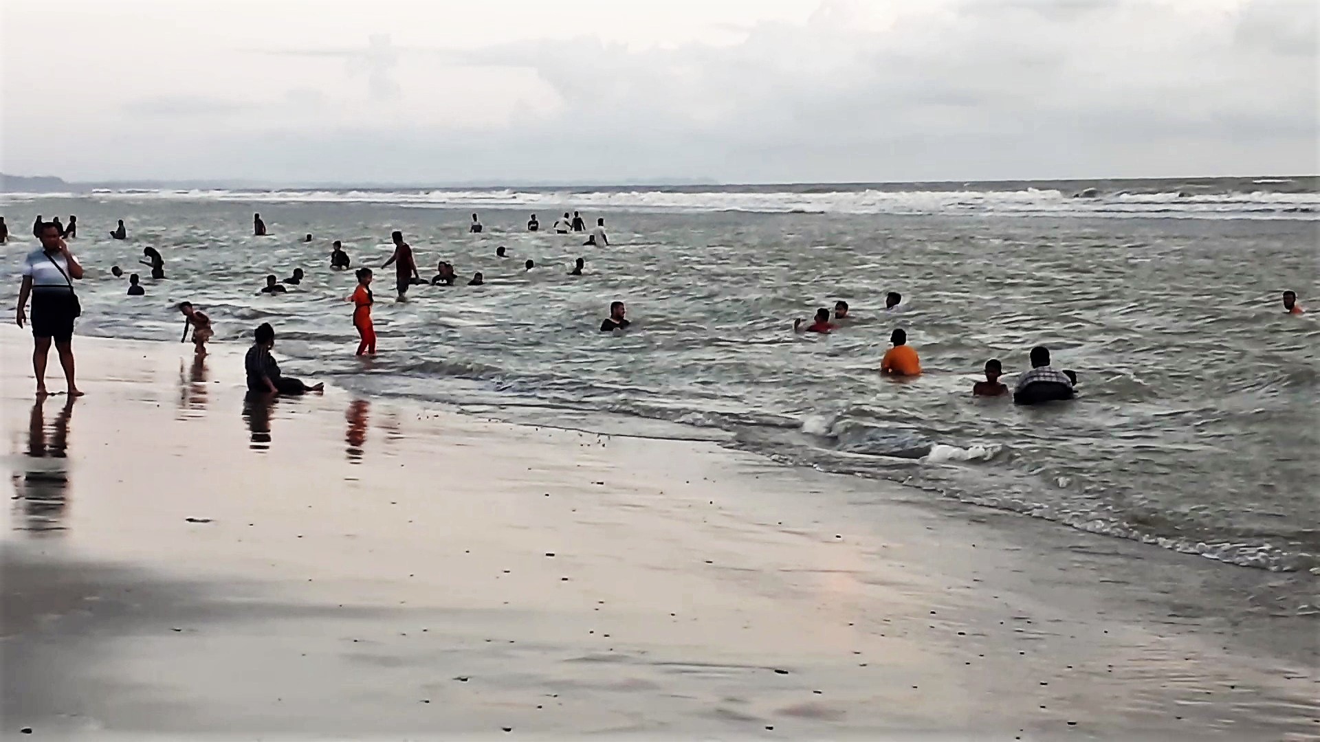 পর্যটকে প্রাণ পাচ্ছে কক্সবাজার পর্যটকে প্রাণ পাচ্ছে কক্সবাজার