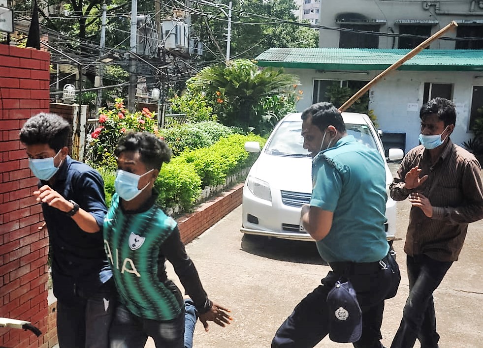 মুক্তিযোদ্ধার সন্তানদের মানববন্ধনে সাংসদ মোস্তাফিজ অনুসারীদের হামলা, আটক ৩