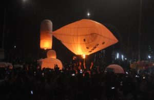 ফানুসের আলোয় ঝলমলে আকাশ