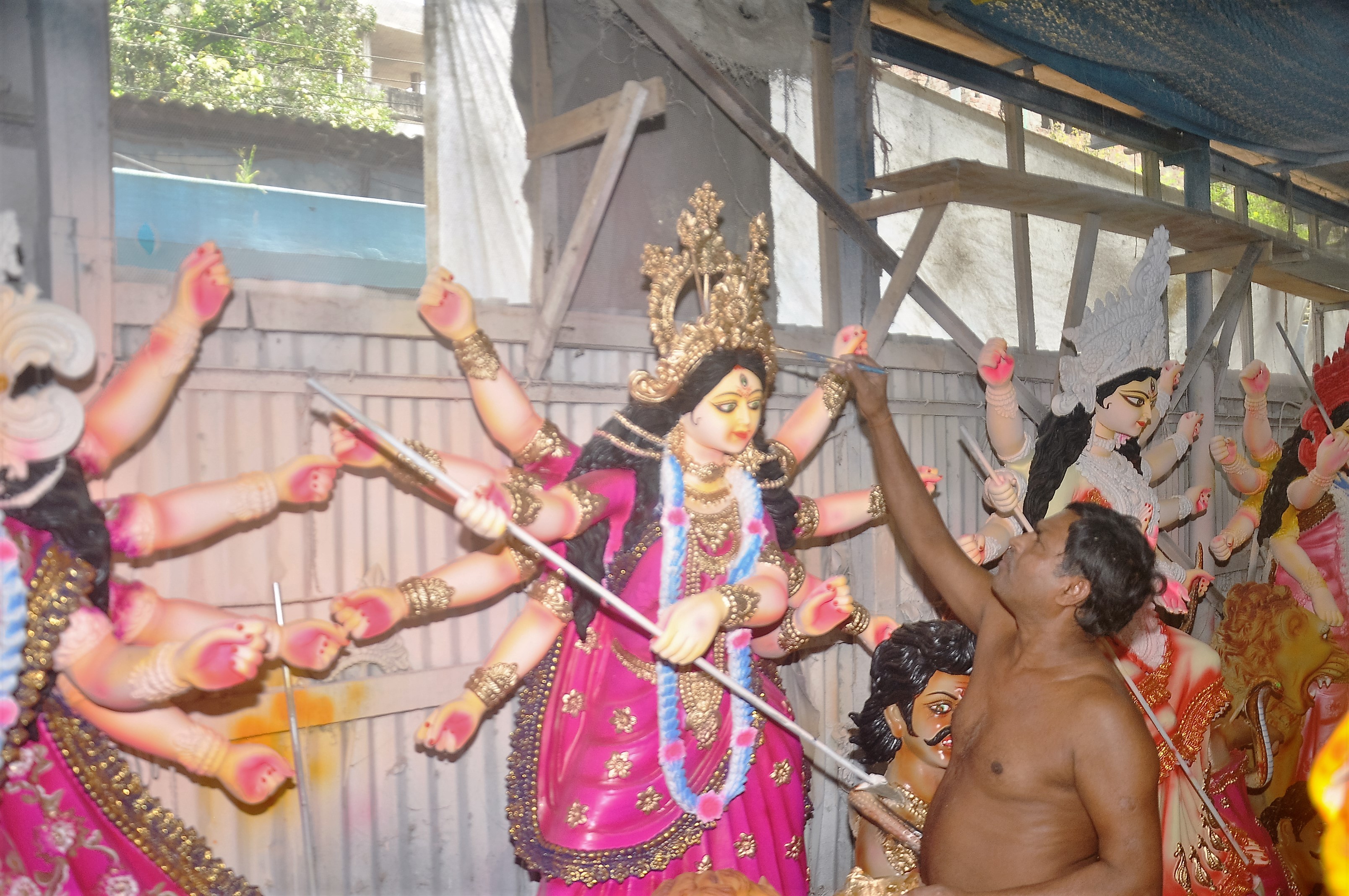 রঙ-তুলিতে সাজছে জগজ্জননী রঙ-তুলিতে সাজছে জগজ্জননী