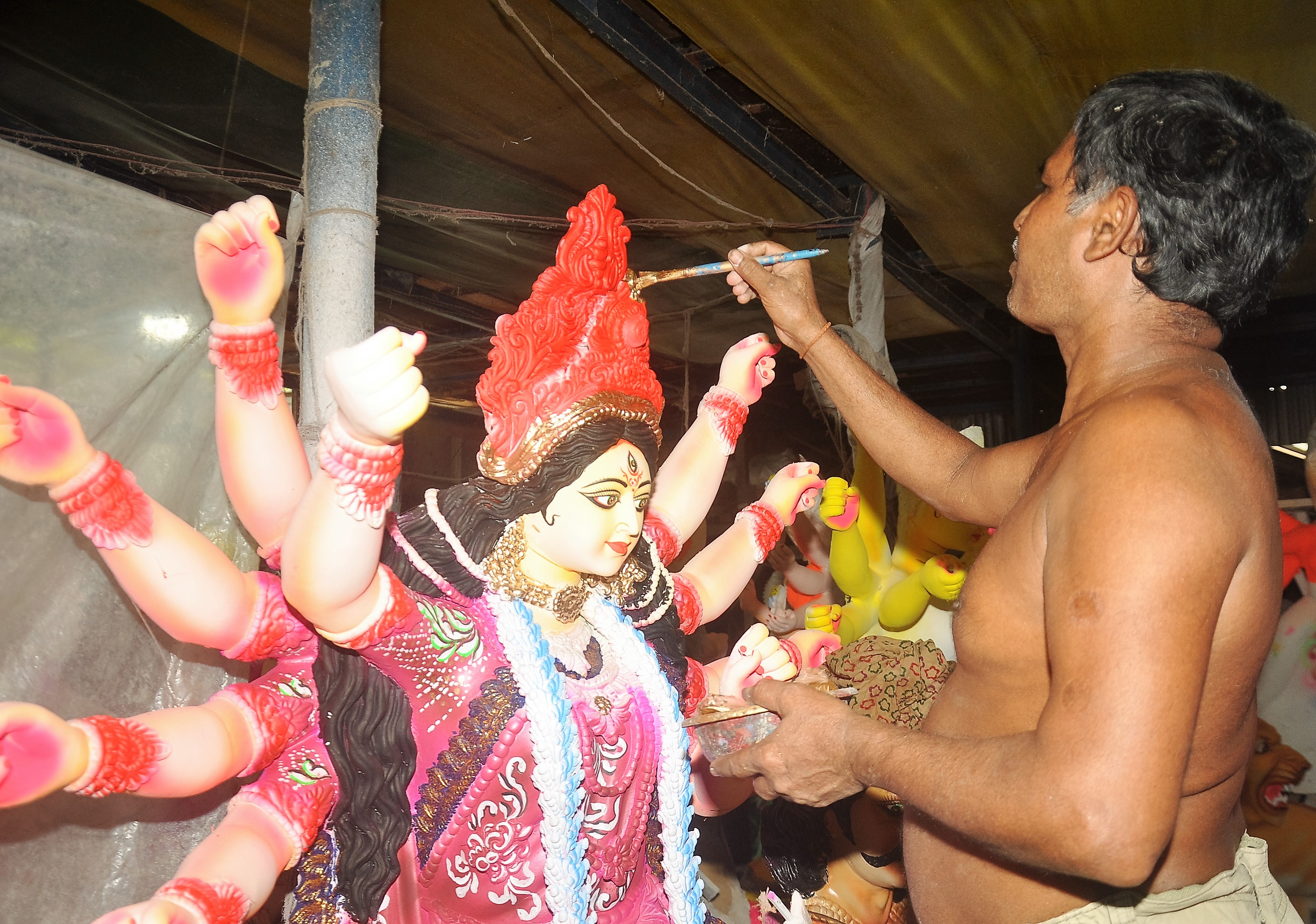 রঙ-তুলিতে সাজছে জগজ্জননী রঙ-তুলিতে সাজছে জগজ্জননী