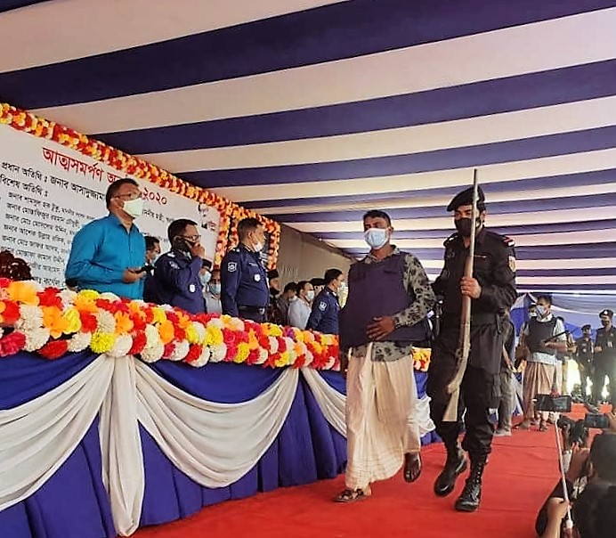 বাঁশখালীতে অস্ত্র জমা দিয়ে ৩৪ জলদস্যুর আত্মসমর্পণ বাঁশখালীতে অস্ত্র জমা দিয়ে ৩৪ জলদস্যুর আত্মসমর্পণ