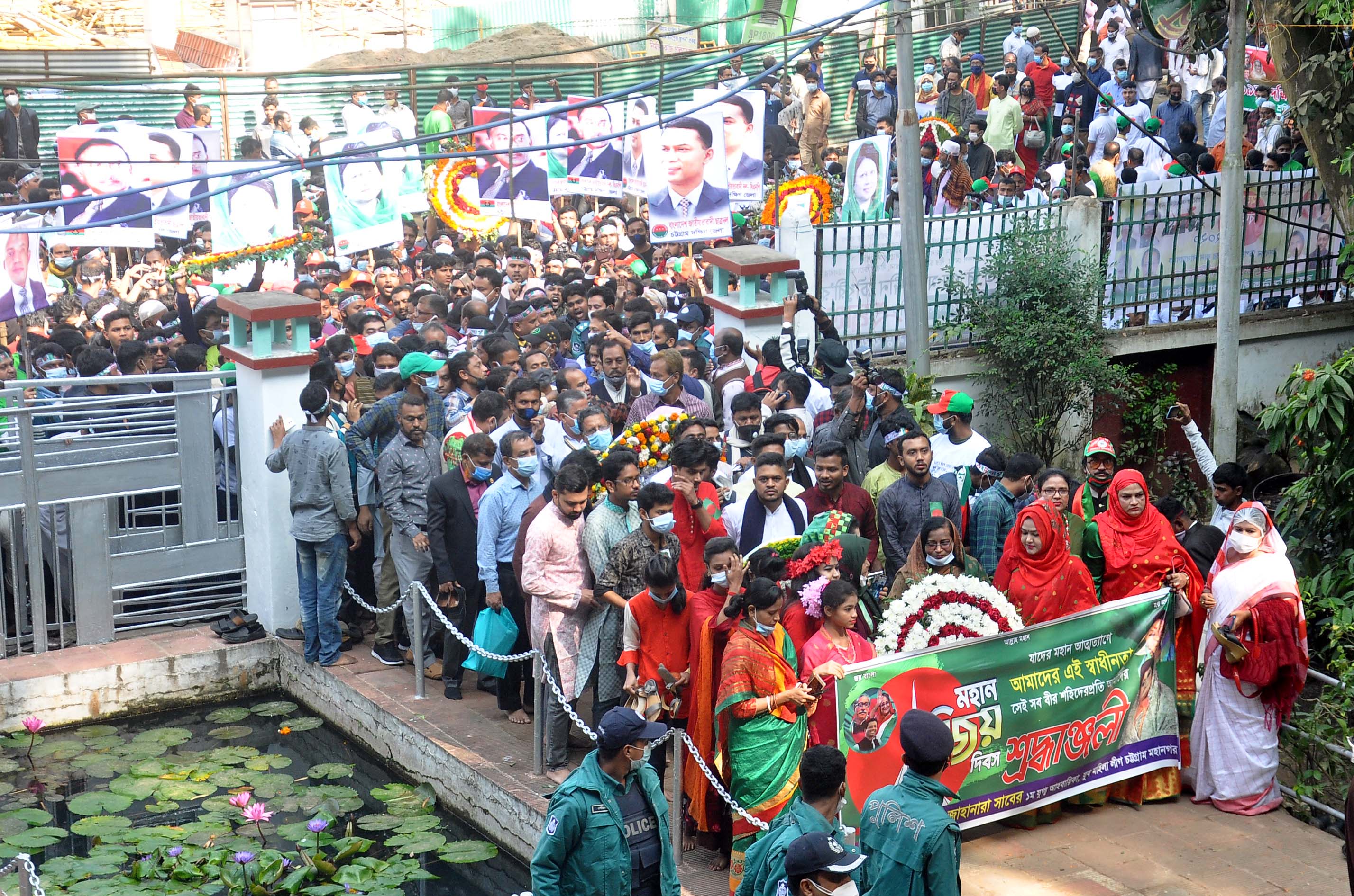 শ্রদ্ধার ফুলে ফুলে সাজল শহীদ মিনার শ্রদ্ধার ফুলে ফুলে সাজল শহীদ মিনার