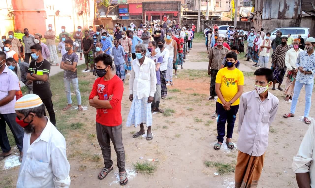 ১২০০ মানুষের মাঝে খাবার ও সুরক্ষা সামগ্রী দিলেন যুবলীগ নেতা দেবাশীষ