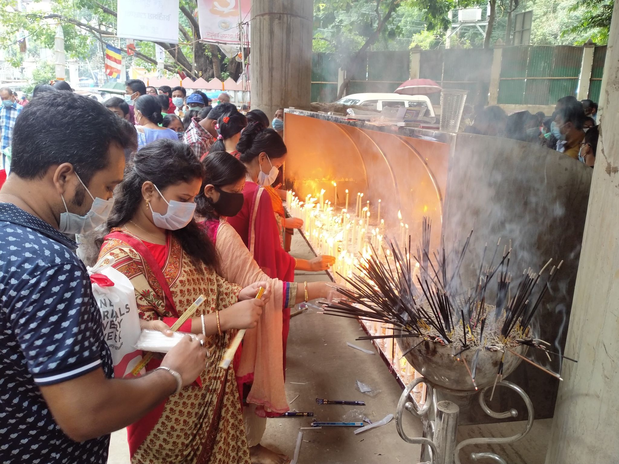 বুদ্ধ পূর্ণিমায় বিহারে বিহারে করোনামুক্তির প্রার্থনা বুদ্ধ পূর্ণিমায় বিহারে বিহারে করোনামুক্তির প্রার্থনা