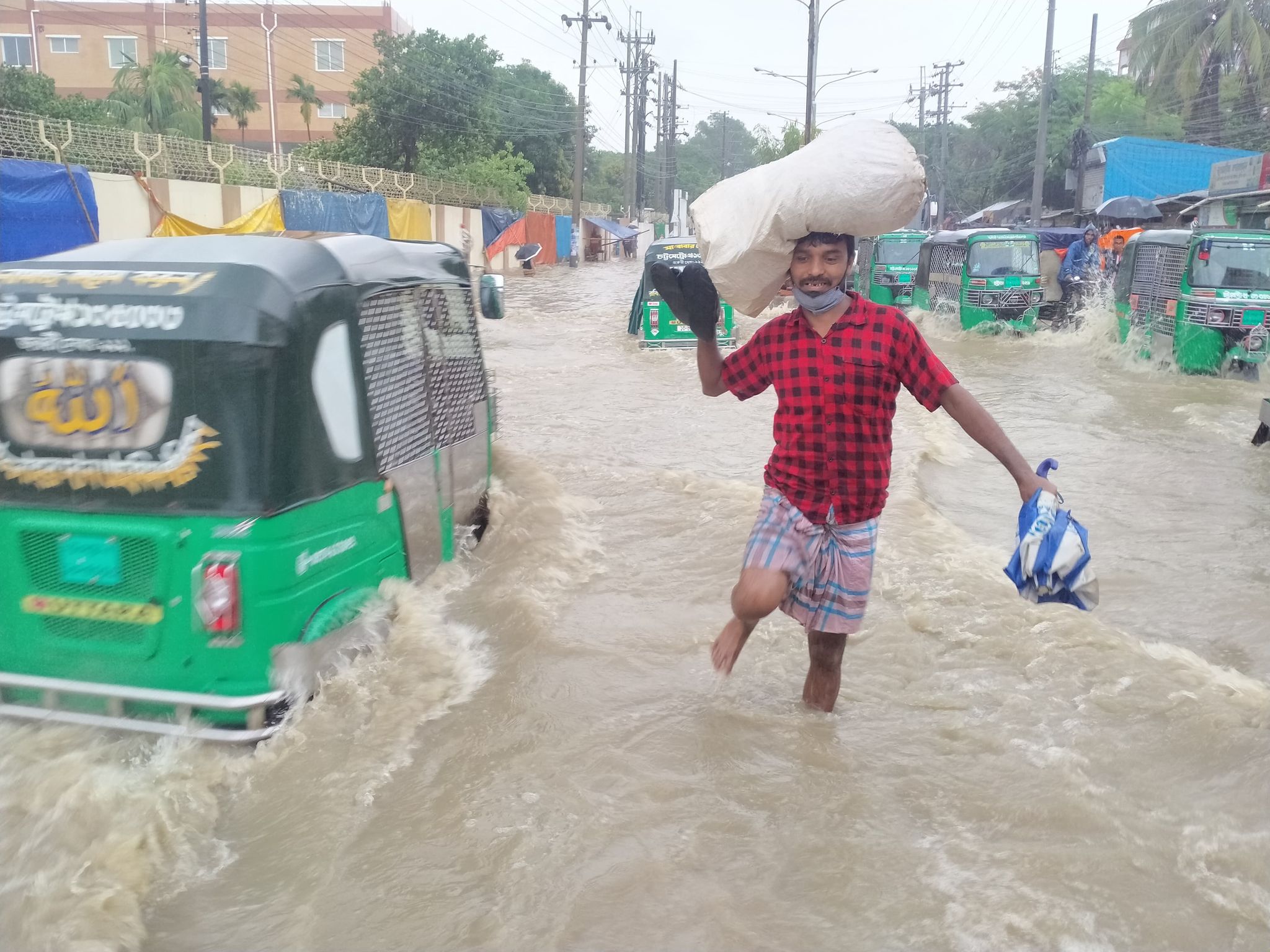 মাঝারি বৃষ্টিতেই জলমগ্ন নগর, সীমাহীন দুর্ভোগ মাঝারি বৃষ্টিতেই জলমগ্ন নগর, সীমাহীন দুর্ভোগ