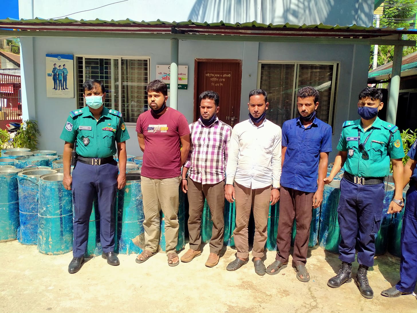 ৩০ লাখ টাকার ৫৯ রোল এসএস কয়েল উদ্ধার, গ্রেফতার ৪ ৩০ লাখ টাকার ৫৯ রোল এসএস কয়েল উদ্ধার, গ্রেফতার ৪